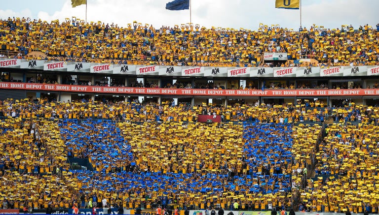 Afición de Tigres realiza mosaico en el Clásico Regio 