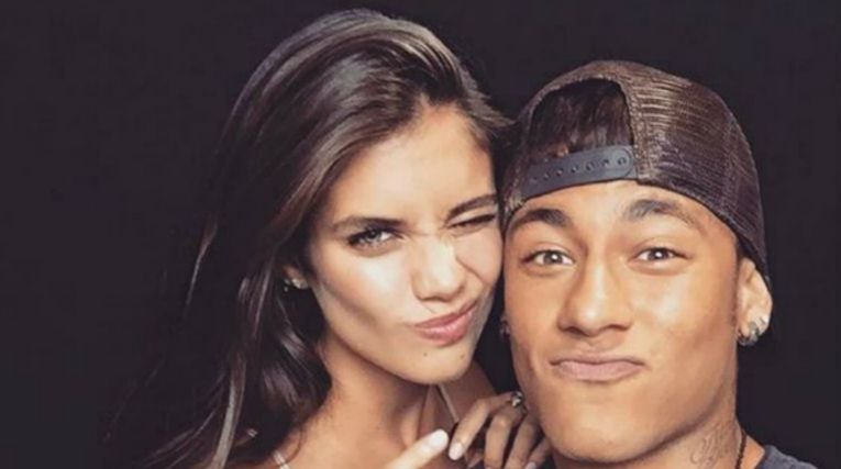 Neymar, junto a Sara Sampaio