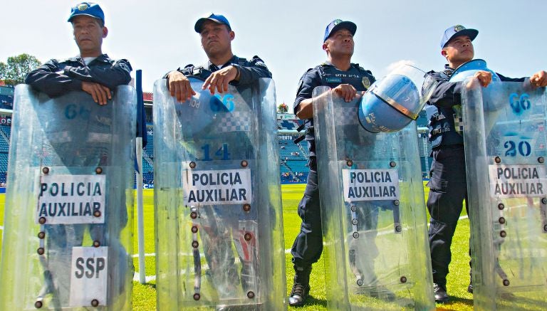 Policías en la cancha del Estadio Azul