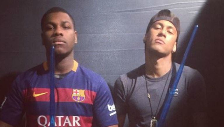 Neymar y John Boyega posan con las espadas de Star Wars