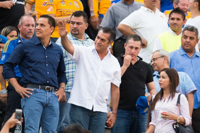 El Bronco saludando a la afición en el Volcán