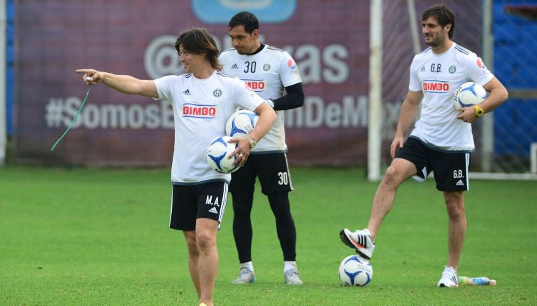 Matías Almeyda da indicaciones a sus jugadores