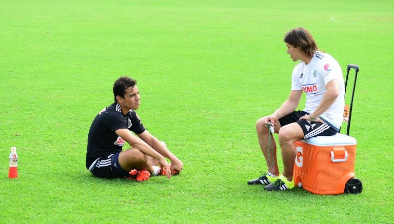 El 'Pelado' dialoga con Omar Bravo