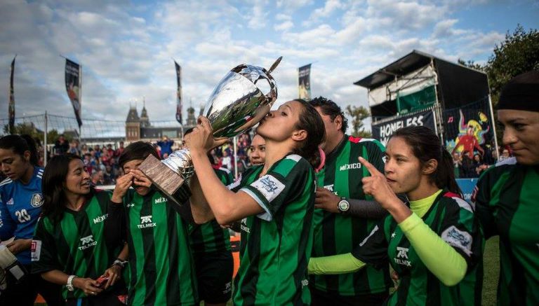 La escuadra femenil besa la copa