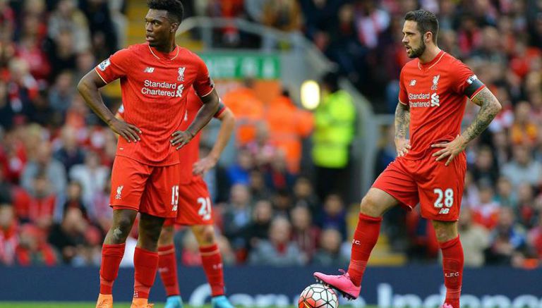 Sturridge e Ings lamentando el empate del Liverpool en Premier League