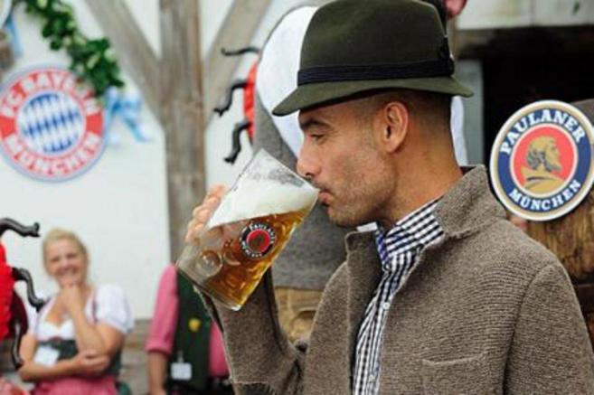 Guardiola bebe cerveza en el Oktoberfest (la 'Fiesta de la Cerveza') 