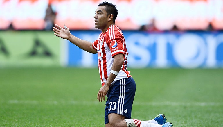 Marco Fabián en el partido contra Gallos