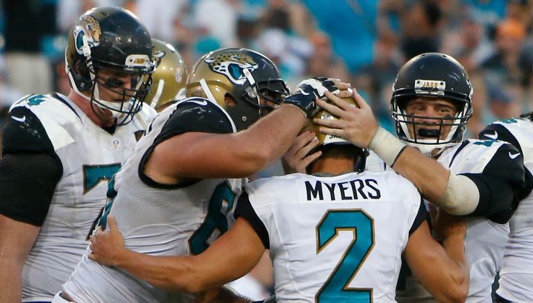 Ofensiva de Jacksonville celebra el gol de campo de Jason Myers