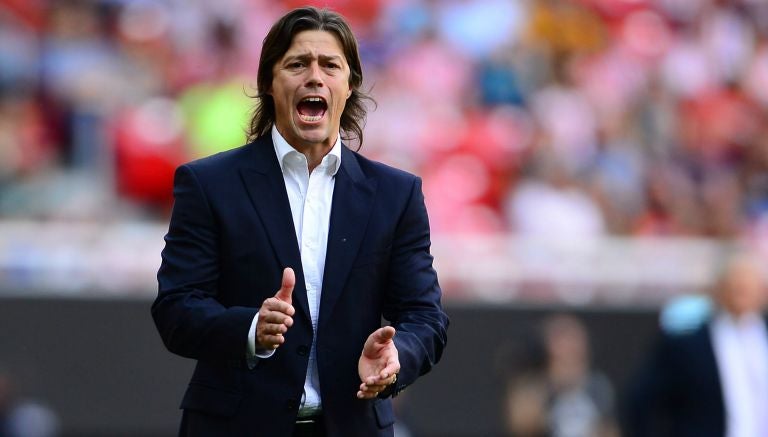 Matías Almeyda da indicaciones en juego de Chivas 