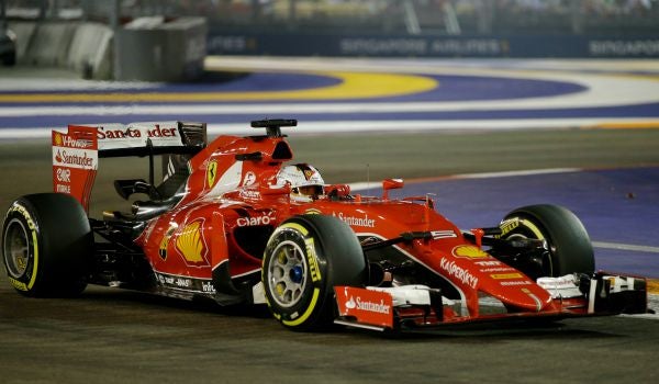 Vettel conduce en el circuito de Marina Bay