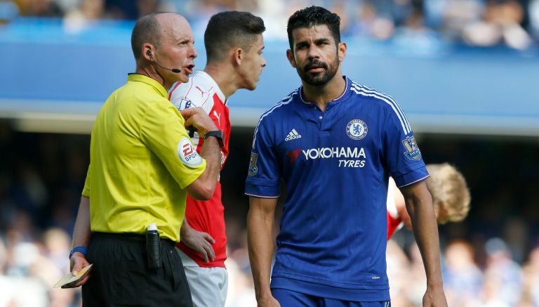 Diego Costa, en plena discusión con jugadores del Arsenal 