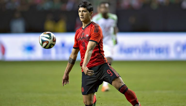 Alan Pulido, durante un partido del Tri