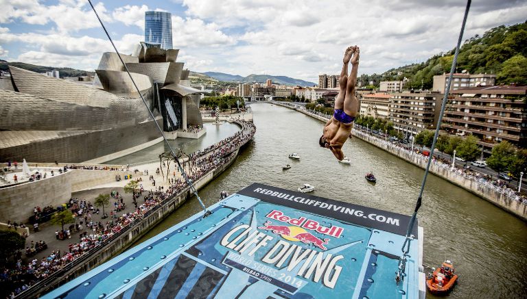 Jonathan Paredes realiza un salto en Bilbao