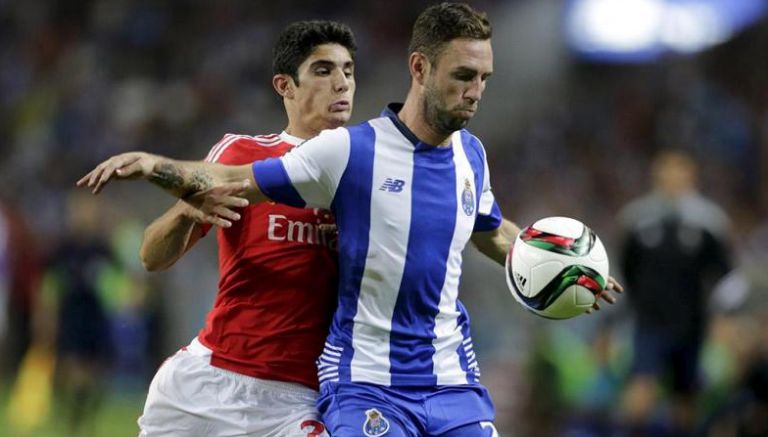 Miguel Layún en el partido contra Benfica en la Liga de Portugal