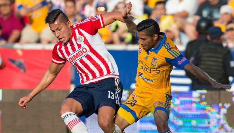 Carlos Salcedo contiene el balón ante el acecho de Aquino