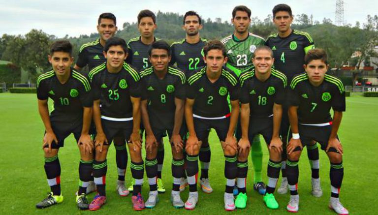 Jugadores de la Sub 17 antes de un partido