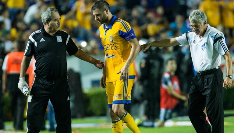 Momento en que Gignac abandona el Clásico Regio