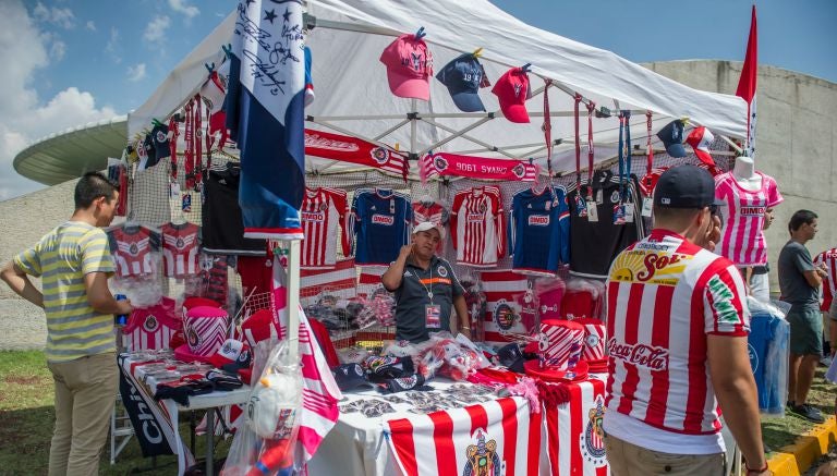 Comerciante del Estadio Omnilife ofrece variedad de productos de las Chivas