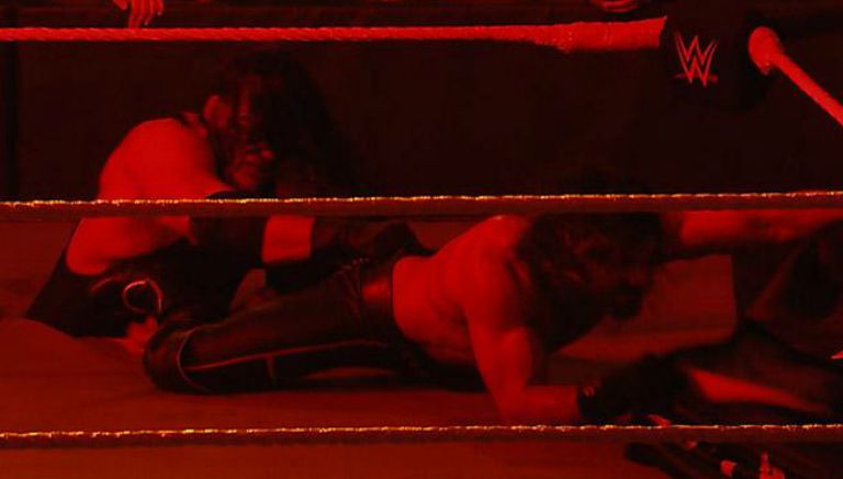 Momento en que Kane se lleva a Rollins