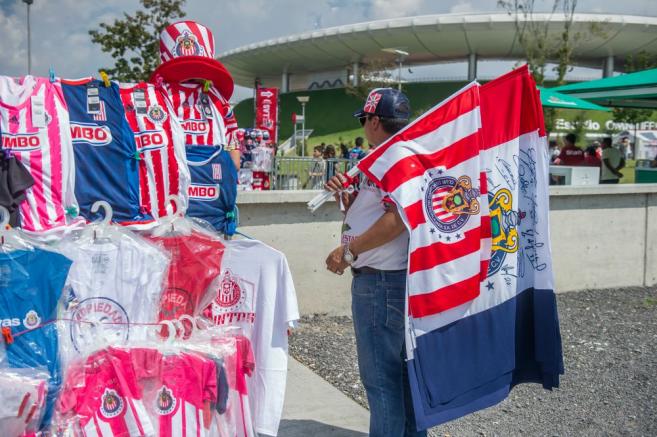 También se venden banderas para que los aficionados apoyen a Chivas