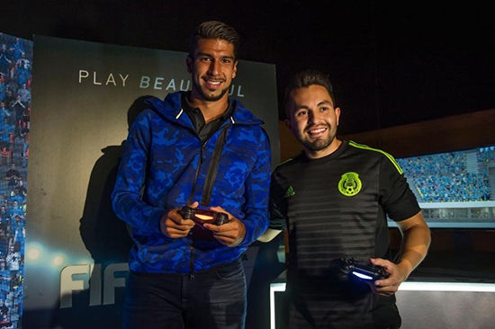 Lalo Herrera posa con Samuel Rivera, productor de EA SPORTS