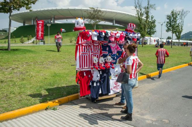 Aficionada observa playeras del Rebaño