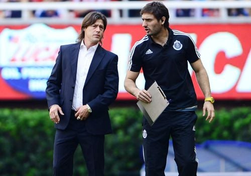 Almeyda platica con su auxiliar en el duelo contra Querétaro