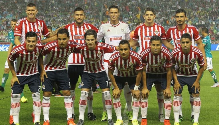 Jugadores de Chivas posan para la cámara antes de un partido