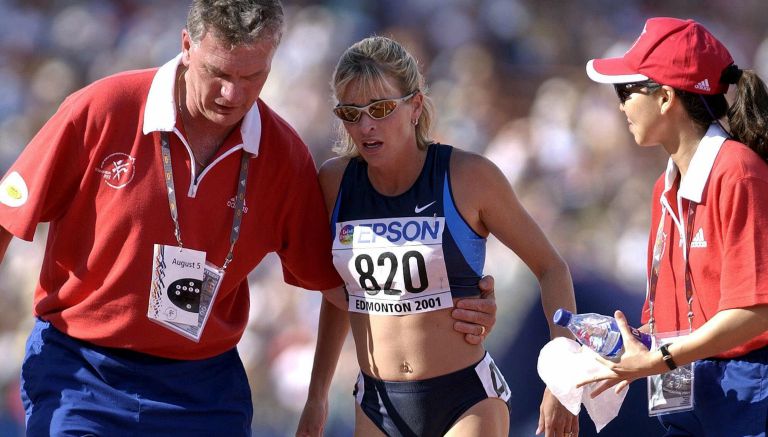 Suzy Favor Hamilton es ayudado por sus entrenadores