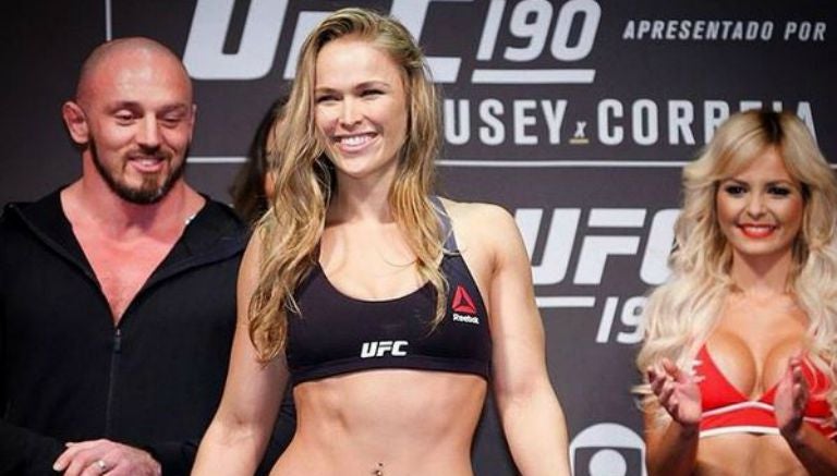 Ronda Rousey sonríe en pesaje