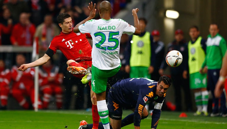 Lewandowski marca su tercer gol frente al Wolfsburgo