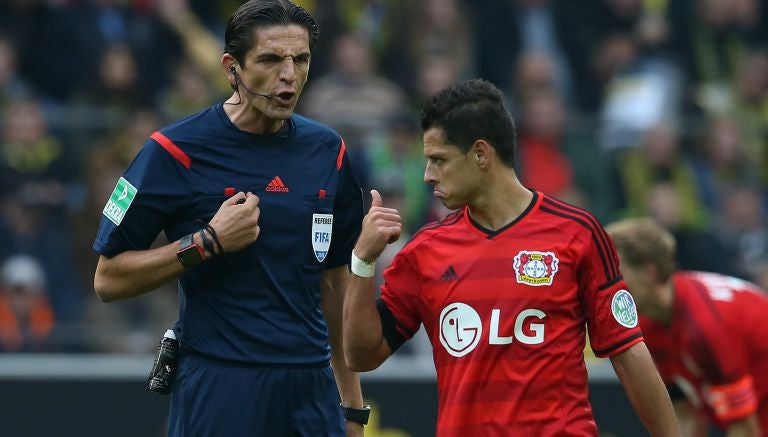 Chicharito habla con el árbitro en partido del Leverkusen