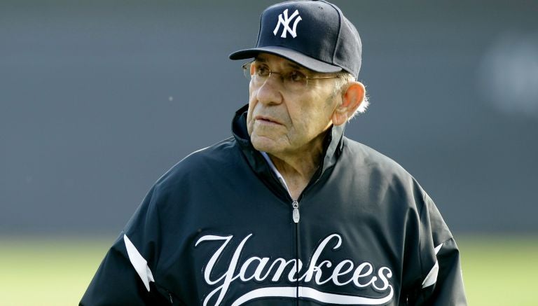 Berra observa un entrenamiento de los Yankees