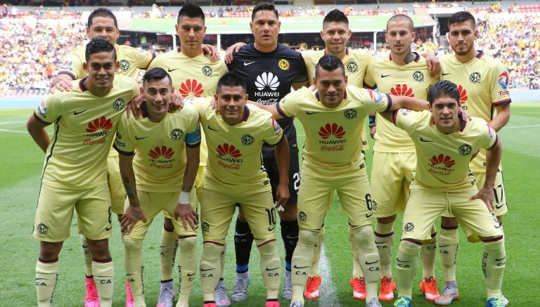 Jugadores de América posan para la cámara antes de un juego