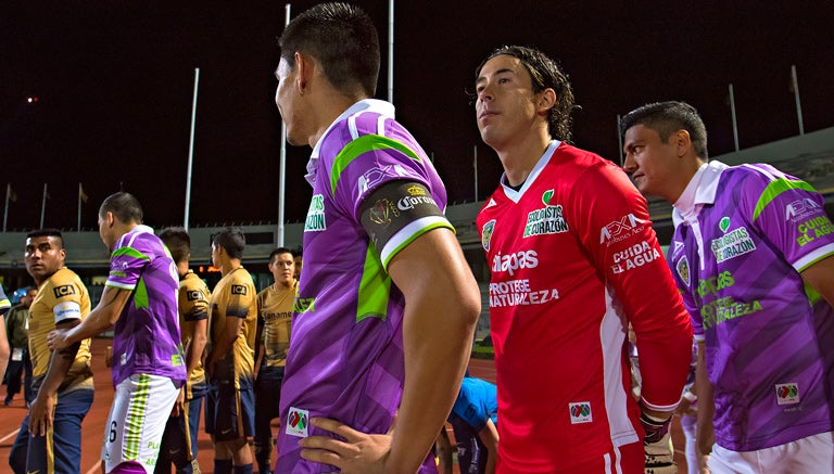 Jugadores de Chiapas ingresan al terreno de juego