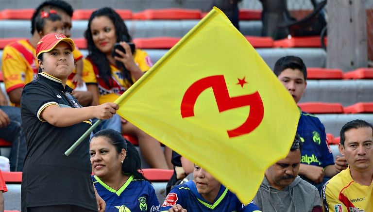 Aficionados apoyan en el Estadio Morelos