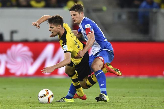 Julian Weigl del Dortmund cubre el esférico