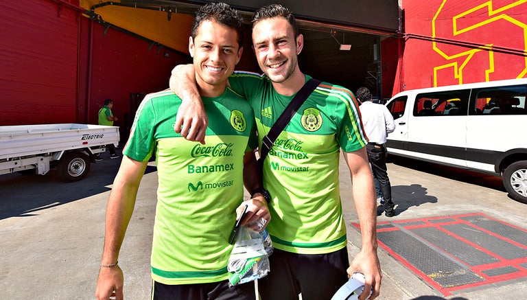 Chicharito y Layún en una concentración con el Tri