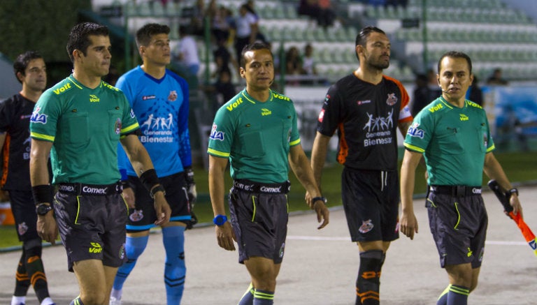 Jugadores de Alebrijes salen al terreno de juego