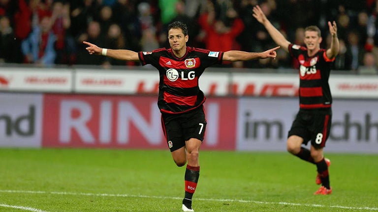 Chicharito festeja una anotación con el Bayer