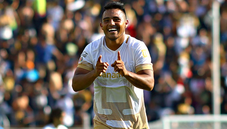 Javier Cortés en un partido con Pumas 