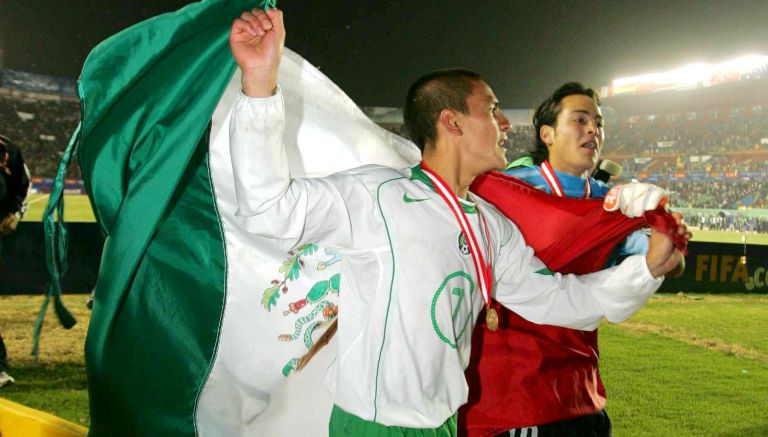 Jorge Hernández recorre el estadio con una bandera de México