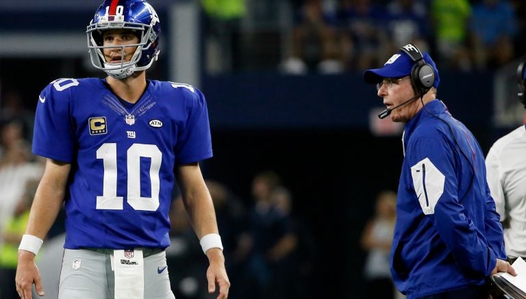 Eli Manning y el coach Tom Coughlin, en partido de Gigantes