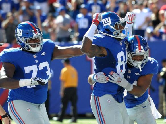 Larry Donnell celebra una anotación