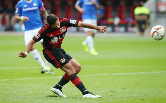 Chicharito remata a portería en su debut en Bundesliga