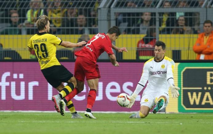 Hernández realiza un disparo contra el Dortmund