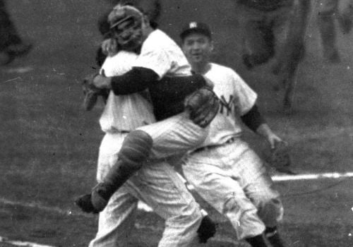 Berra salta para abrazar a Larsen en la Serie Mundial de 1956