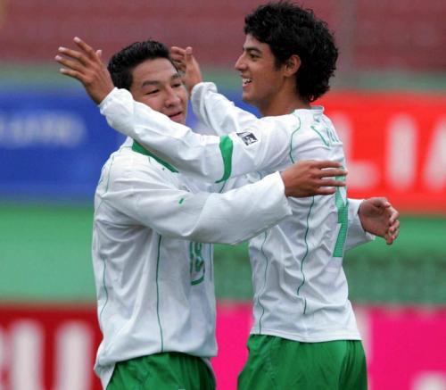 Villaluz festeja un gol con Carlos Vela en el Mundial Sub 17