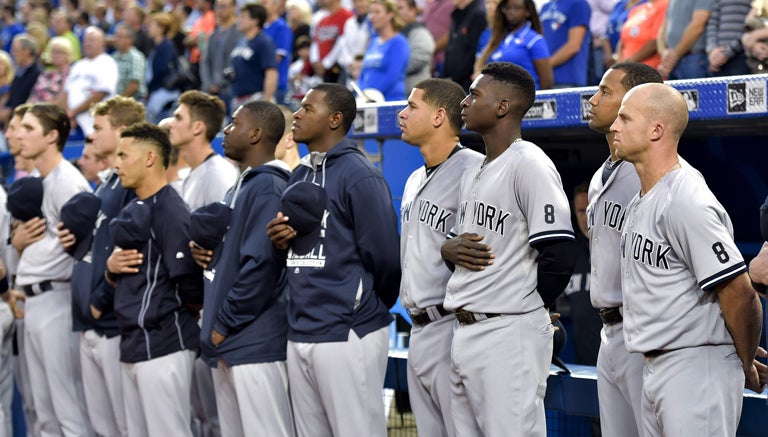 Jugadores de Yankees muestran el número 8 de Berra