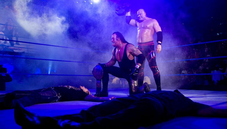 Undertaker y Kane durante un evento de la WWE